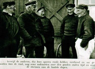 De oude vissersmannen. V.l.n.r. M. Meulmeester, L. van de Ketterij, Joos van Belzen, J. de Nooijer en Johannis Marijs. De oude vissersmannen. V.l.n.r. M. Meulmeester, L. van de Ketterij, Joos van Belzen, J. de Nooijer en Johannis Marijs.