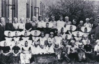 Nog een foto van bovenmeester Van der Graaff met z'n klas bij de oude school aan de Schoolstraat omstreeks 1937. Nog een foto van bovenmeester Van der Graaff met z'n klas bij de oude school aan de Schoolstraat omstreeks 1937.