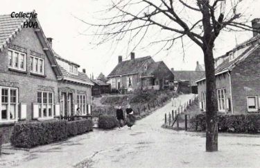 Het Tuindorp in de oude toestand met de opgang naar de Westwal. Het Tuindorp in de oude toestand met de opgang naar de Westwal.