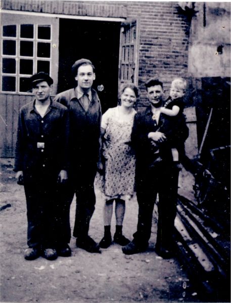 De eeuwenoude smederij van Jacob Beije op de hoek Langstraat/Nieuwlandse weg. V.l.n.r. Piet van Leest, Cor de Keyzer en Jacob Beije met z'n vrouw. De eeuwenoude smederij van Jacob Beije op de hoek Langstraat/Nieuwlandse weg. V.l.n.r. Piet van Leest, Cor de Keyzer en Jacob Beije met z'n vrouw.