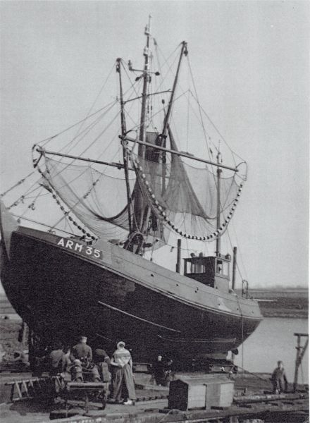 Volop bedrijvigheid op de werf van Meerman. (Uit collectie Jhr. W.L. den Beer Poortugael, Veere). Volop bedrijvigheid op de werf van Meerman. (Uit collectie Jhr. W.L. den Beer Poortugael, Veere).