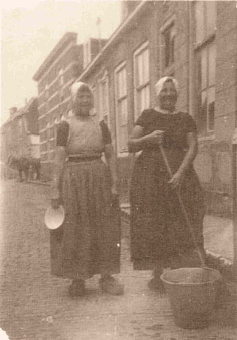 Rechts Maatje Oreel-van Belzen voor het grote oude huis ‘De Zevenkoten’ aan de Langstraat. Zij woonde links voor; rechts voor Jozina Joosse-van de Gruiter en links achter Clasina van de Gruiter-Schroevers. Rechts Maatje Oreel-van Belzen voor het grote oude huis ‘De Zevenkoten’ aan de Langstraat. Zij woonde links voor; rechts voor Jozina Joosse-van de Gruiter en links achter Clasina van de Gruiter-Schroevers.