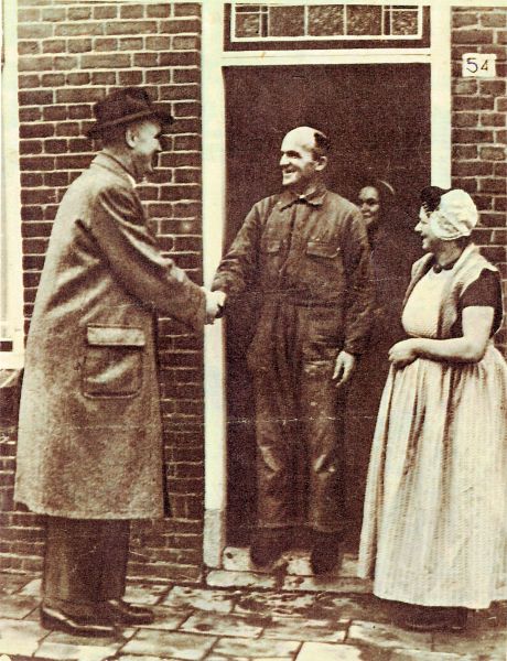 Nog een herinnering aan de Tweede Wereldoorlog. Sergeant Leloux komt enkele jaren na de bevrijding de familie P. Stroo, wonende Tuindorp 54, nog eens opzoeken. Na de bevrijding van Walcheren in 1944 was Leloux als sergeant hij de Prinses Irenebrigade enige tijd ingekwartierd bij de familie Stroo Nog een herinnering aan de Tweede Wereldoorlog. Sergeant Leloux komt enkele jaren na de bevrijding de familie P. Stroo, wonende Tuindorp 54, nog eens opzoeken. Na de bevrijding van Walcheren in 1944 was Leloux als sergeant hij de Prinses Irenebrigade enige tijd ingekwartierd bij de familie Stroo
