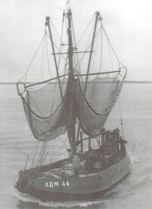 De ARM 44 komt terug van de vangst. (Uit collectie Jhr. W.L. den beer Poortugael, Veere). De ARM 44 komt terug van de vangst. (Uit collectie Jhr. W.L. den beer Poortugael, Veere).