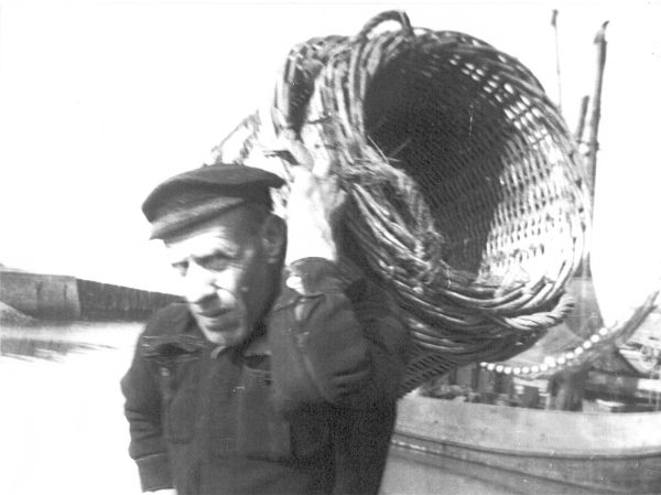 De aanvoer van garnalen in Veere is dit jaar gering. Op de foto Klaas van Belzen Dan.zn. (Uit collectie Jhr. W.L. den Beer Poortugael, Veere). De aanvoer van garnalen in Veere is dit jaar gering. Op de foto Klaas van Belzen Dan.zn. (Uit collectie Jhr. W.L. den Beer Poortugael, Veere).