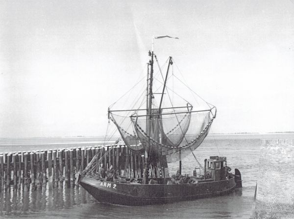 De ARM 2 tuft de haven van Veere binnen. (Uit collectie Jhr. W.L. den Beer Poortugael, Veere). De ARM 2 tuft de haven van Veere binnen. (Uit collectie Jhr. W.L. den Beer Poortugael, Veere).