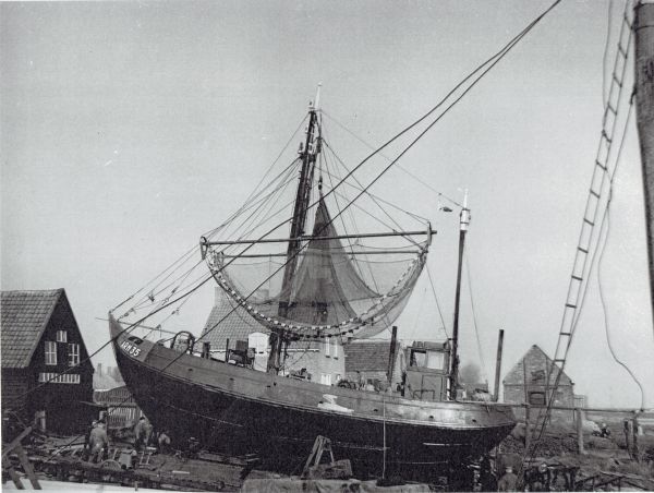 Grote bedrijvigheid op de scheepswerf van Meerman. De ARM 35 wordt opgekalefaterd. Verderop de werkplaats van Knolle voor de reparatie van de scheepsmotoren. (Uit collectie Jhr. W.L. den Beer Poortugael. Veere). Grote bedrijvigheid op de scheepswerf van Meerman. De ARM 35 wordt opgekalefaterd. Verderop de werkplaats van Knolle voor de reparatie van de scheepsmotoren. (Uit collectie Jhr. W.L. den Beer Poortugael. Veere).