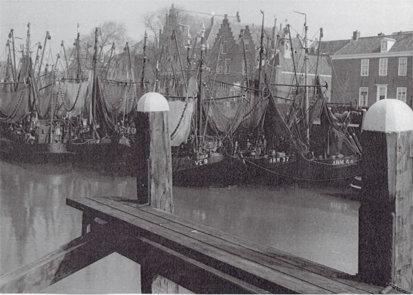 De Arnemuidse vissersvloot in de haven van Veere. Uit collectie Jhr. W.L. den Beer Poortugael, Veere. De Arnemuidse vissersvloot in de haven van Veere. Uit collectie Jhr. W.L. den Beer Poortugael, Veere.