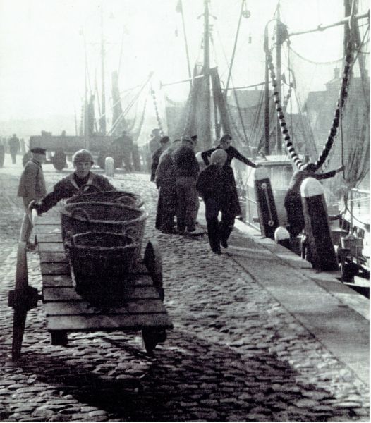 Bedrijvigheid in de haven van Veere. De vangst wordt op een kar naar de vis-mijn gebracht. Bedrijvigheid in de haven van Veere. De vangst wordt op een kar naar de vis-mijn gebracht.