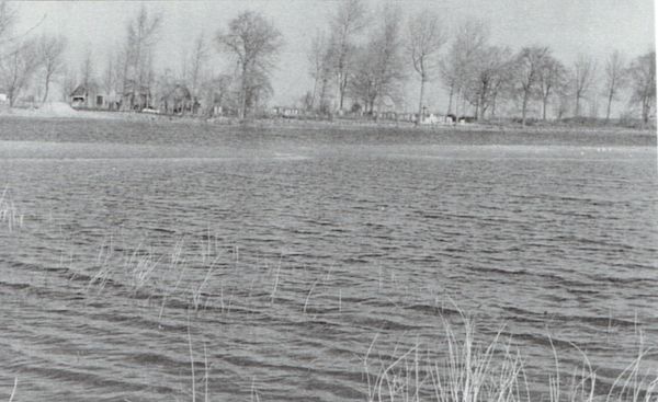Het water staat ook al rondom de begraafplaats. Het water staat ook al rondom de begraafplaats.
