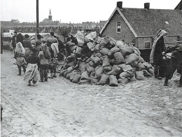 Zakken zand vullen bij de spoorwegovergang Schuttershof/Singel. Zakken zand vullen bij de spoorwegovergang Schuttershof/Singel.