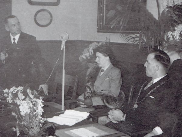 Wethouder J.L. Joosse spreekt het burgemeestersechtpaar toe. Wethouder J.L. Joosse spreekt het burgemeestersechtpaar toe.