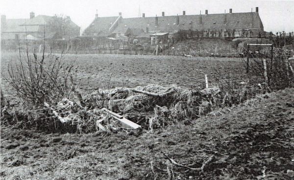 Het Schuttershof met de oude hooggelegen huisjes. Deze maken plaats voor nieuwe woningen. Het oude trapveld achter het Schuttershof is nog net te zien. Het Schuttershof met de oude hooggelegen huisjes. Deze maken plaats voor nieuwe woningen. Het oude trapveld achter het Schuttershof is nog net te zien.