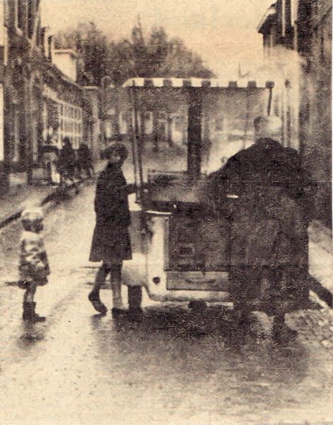 Jane de Voogd met haar friteskar door de Langstraat. Jane de Voogd met haar friteskar door de Langstraat.