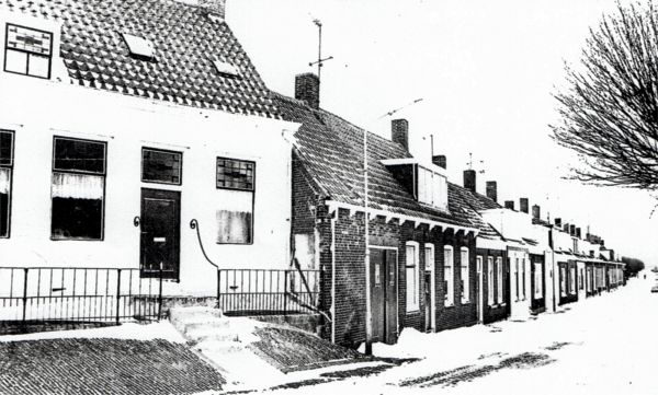 Het begin van de Molenweg. Naast het stationskoffiehuis ‘Spoorzicht’ de stal van bode Cor van de Ketterij. Hier stond het paard van de bodewagen gestald. Het begin van de Molenweg. Naast het stationskoffiehuis ‘Spoorzicht’ de stal van bode Cor van de Ketterij. Hier stond het paard van de bodewagen gestald.