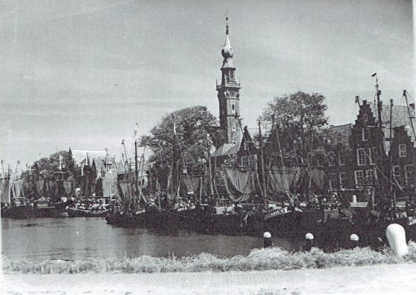 De gehele Arnemuidse vloot vist in deze tijd vanuit Veere. (Uit collectie Jhr. W.L. den Beer Poortugael. Veere). De gehele Arnemuidse vloot vist in deze tijd vanuit Veere. (Uit collectie Jhr. W.L. den Beer Poortugael. Veere).