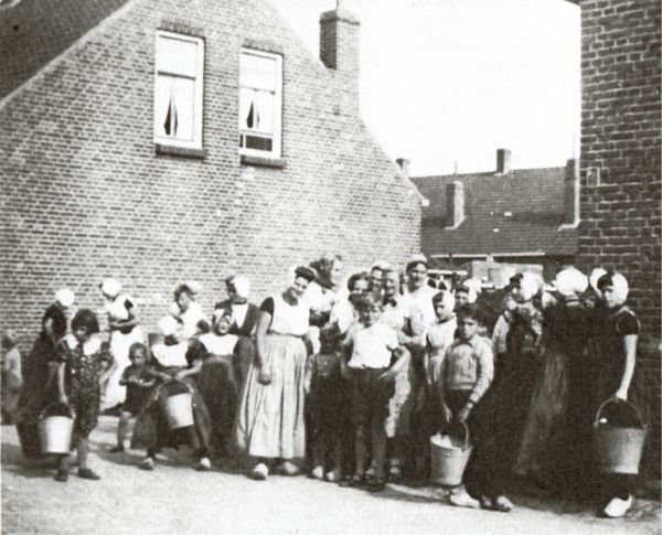 ....een ruim aanbod van garnalen. Wachtend, iedereen met een emmer, op de garnalen uit Veere. Bijna elk Arnemuids gezin pelde wel garnalen als bijverdienste. ....een ruim aanbod van garnalen. Wachtend, iedereen met een emmer, op de garnalen uit Veere. Bijna elk Arnemuids gezin pelde wel garnalen als bijverdienste.