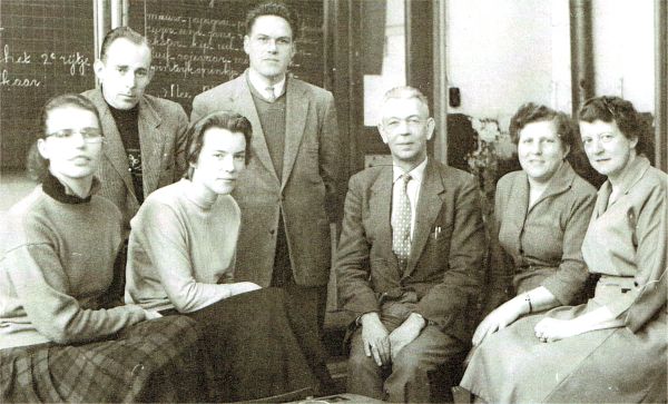 Na het vertrek van bovenmeester Van Maelsaecke neemt meester Gerritse waar. V.l.n.r. juffrouw Cijsouw, meester Jansen, juffrouw Delvoy, meester Lammers, meester Gerritse, juffrouw De Kraker en juffrouw Van Vlaanderen. Na het vertrek van bovenmeester Van Maelsaecke neemt meester Gerritse waar. V.l.n.r. juffrouw Cijsouw, meester Jansen, juffrouw Delvoy, meester Lammers, meester Gerritse, juffrouw De Kraker en juffrouw Van Vlaanderen.