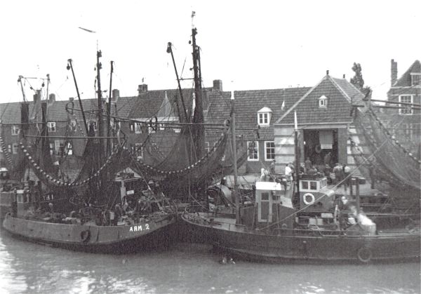 De vangst wordt gelost bij de vismijn van Veere. (Uit collectie Jhr. W.L. den Beer Poortugael, Veere). De vangst wordt gelost bij de vismijn van Veere. (Uit collectie Jhr. W.L. den Beer Poortugael, Veere).