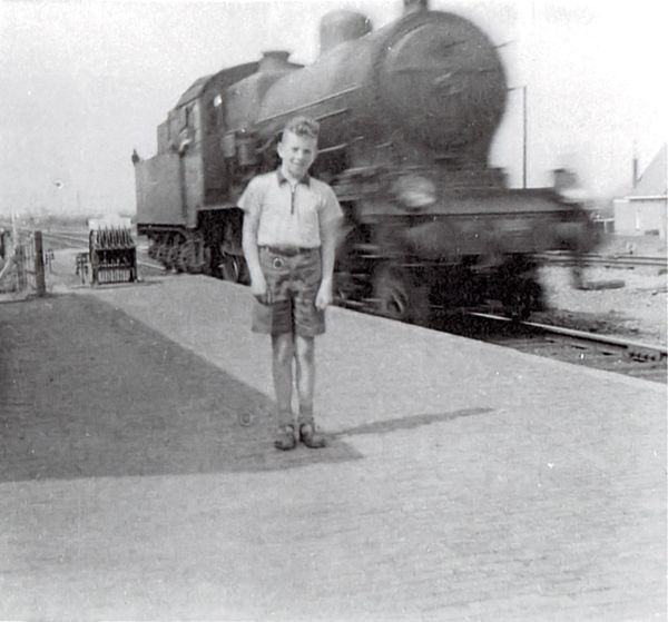 Voor het laatst passeren de stoomlocomotieven het Arnemuidse station. Op de foto de zoon van stationchef Bosschaart. Voor het laatst passeren de stoomlocomotieven het Arnemuidse station. Op de foto de zoon van stationchef Bosschaart.
