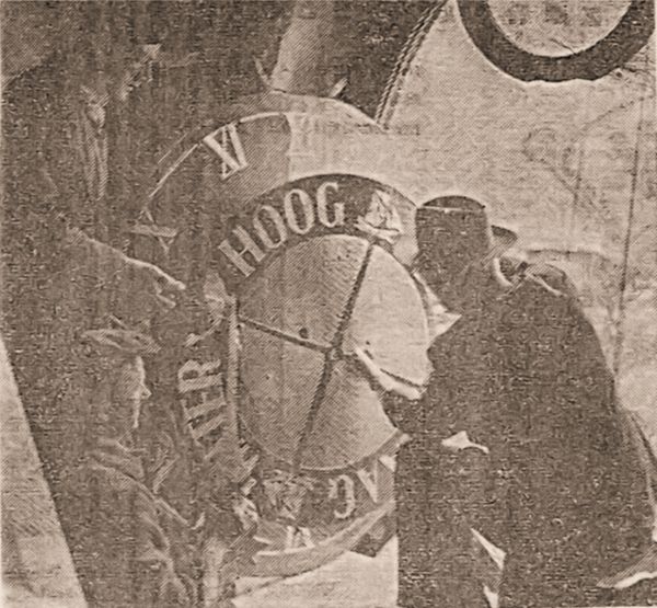 De heer H. Hoitsma uit Middelburg is hier bezig de gerestaureerde wijzerplaat met de maan- en waterstanden in het torenraam te monteren. De heer H. Hoitsma uit Middelburg is hier bezig de gerestaureerde wijzerplaat met de maan- en waterstanden in het torenraam te monteren.
