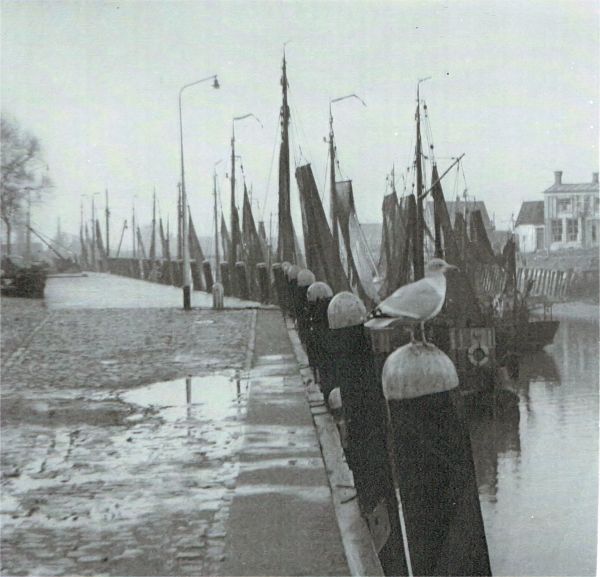 In de ijzige wintermaanden ligt de Arnemuidse vloot in ruste in de haven van Veere. (Uit collectie Jhr. W.L. den Beer Poortugael, Veere). In de ijzige wintermaanden ligt de Arnemuidse vloot in ruste in de haven van Veere. (Uit collectie Jhr. W.L. den Beer Poortugael, Veere).