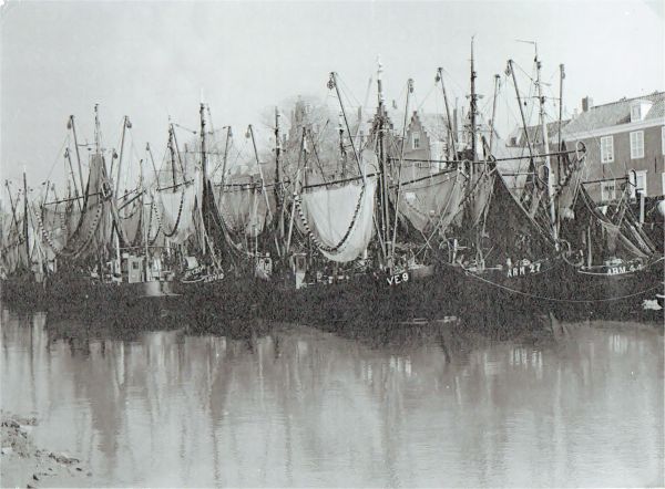 Altijd weer een schilderachtig en levendig tafereel in de haven van Veere (Uit collectie Jhr. W.L den Beer Poortugael, Veere). Altijd weer een schilderachtig en levendig tafereel in de haven van Veere (Uit collectie Jhr. W.L den Beer Poortugael, Veere).
