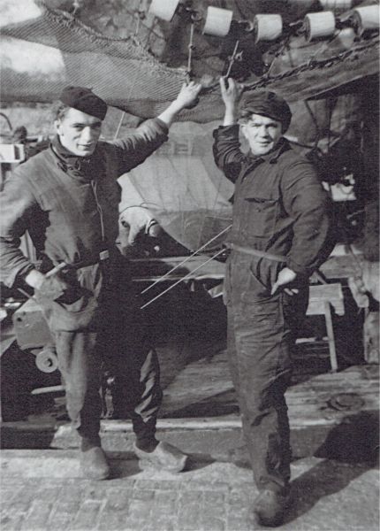 En dan, als al het werk is gedaan, is het goed rusten na een etmaal lang in touw te zijn geweest: de broers Jan en Kees van Belzen Joh.zn. op de kaai van Veere voor hun vissersschuit. (Uit collectie Jhr. W.L. den Beer Poortugael, Veere). En dan, als al het werk is gedaan, is het goed rusten na een etmaal lang in touw te zijn geweest: de broers Jan en Kees van Belzen Joh.zn. op de kaai van Veere voor hun vissersschuit. (Uit collectie Jhr. W.L. den Beer Poortugael, Veere).