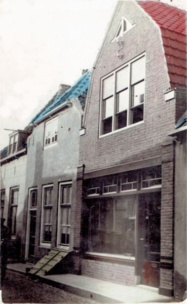 Verderop in de Westdijkstraat de meubelzaak van de gebroeders J.L. en C. Joosse met links ernaast onbewoonbaar verklaarde vroegere woonpanden. Verderop in de Westdijkstraat de meubelzaak van de gebroeders J.L. en C. Joosse met links ernaast onbewoonbaar verklaarde vroegere woonpanden.