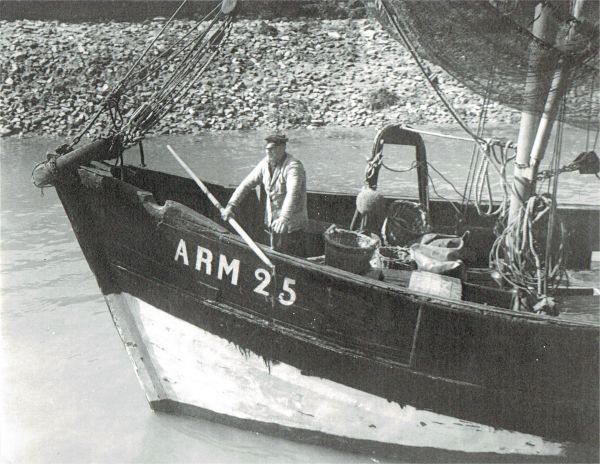 Voor de visserij is het een gunstig jaar. Hier komt de ARM 25 de haven van Veere binnen getuft. (Uit collectie Jhr. W.L. den Beer Poortugael, Veere. Voor de visserij is het een gunstig jaar. Hier komt de ARM 25 de haven van Veere binnen getuft. (Uit collectie Jhr. W.L. den Beer Poortugael, Veere.