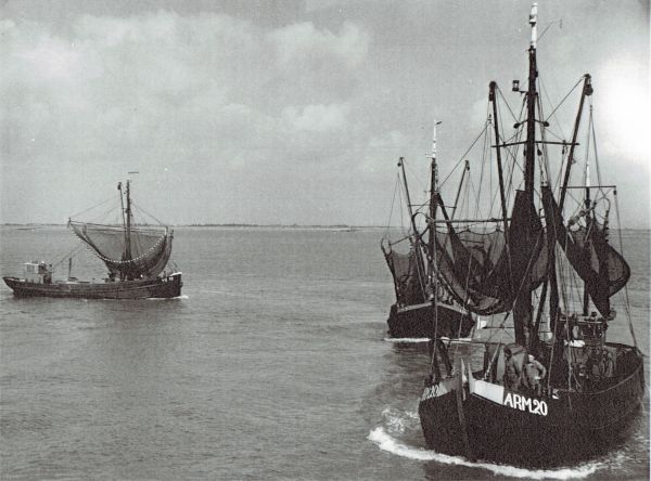 Voor het laatst: de vissersschepen komend vanuit het Veerse Gat, maken de bocht naar de haven van Veere. (Uit collectie Jhr. W.L. den Beer Poortugael, Veere). Voor het laatst: de vissersschepen komend vanuit het Veerse Gat, maken de bocht naar de haven van Veere. (Uit collectie Jhr. W.L. den Beer Poortugael, Veere).