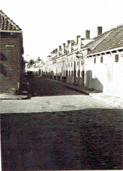 Ook de noordzijde van de smalle Nieuwstraat (rechts) zal geheel worden gesloopt. Links de hoek Noord- straat/Nieuwstraat. Ook de noordzijde van de smalle Nieuwstraat (rechts) zal geheel worden gesloopt. Links de hoek Noord- straat/Nieuwstraat.