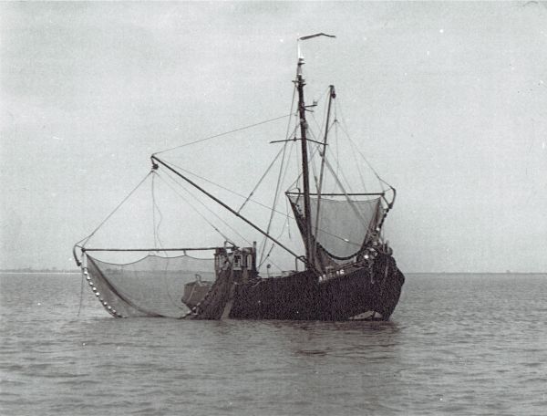 De ARM 16 in actie in de vijftiger jaren. (Uit collectie Jhr. W.L den Beer Poortugael, Veere). De ARM 16 in actie in de vijftiger jaren. (Uit collectie Jhr. W.L den Beer Poortugael, Veere).