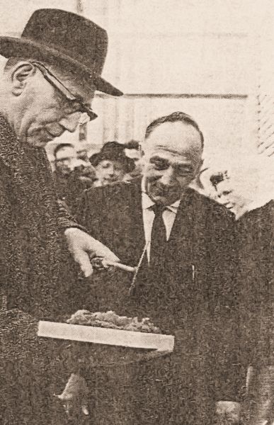 De heer Van Leeuwen legt, geassisteerd door aannemer J.K. Crucq, de eerste steen voor het nieuwe verenigingsgebouw ‘De Arne’. De heer Van Leeuwen legt, geassisteerd door aannemer J.K. Crucq, de eerste steen voor het nieuwe verenigingsgebouw ‘De Arne’.
