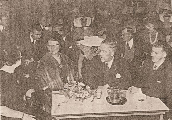Tijdens de opening van het nieuwe verenigingsgebouw ‘De Arne’ door de Commissaris van de Koningin Jhr. mr. A.F.C. de Casembroot. V.l.n.r. mevr. Hack, mevr. De Casembroot, Jhr. De Casembroot en burgemeester Hack. Tijdens de opening van het nieuwe verenigingsgebouw ‘De Arne’ door de Commissaris van de Koningin Jhr. mr. A.F.C. de Casembroot. V.l.n.r. mevr. Hack, mevr. De Casembroot, Jhr. De Casembroot en burgemeester Hack.