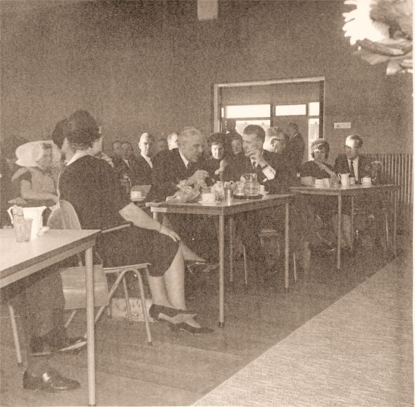 Eén van de laatste officiële daden van de Commissaris van de Koningin, Jhr: mr. A.F.C. de Casembroot vóór zijn onverwachtse overlijden: de opening van ‘De Arne’. Eén van de laatste officiële daden van de Commissaris van de Koningin, Jhr: mr. A.F.C. de Casembroot vóór zijn onverwachtse overlijden: de opening van ‘De Arne’.