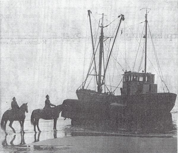 De Arnemuidse kotter ARM 10 ‘De Vrouw Grietje’ vastgelopen op het strand hij Scheveningen. De Arnemuidse kotter ARM 10 ‘De Vrouw Grietje’ vastgelopen op het strand hij Scheveningen.