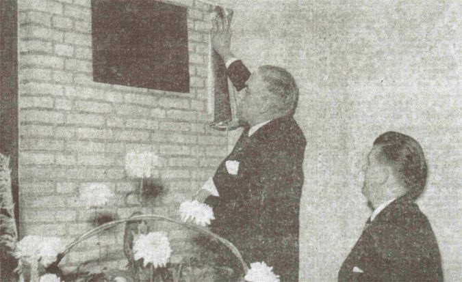De commissaris der Koningin, Jhr. mr. A.F.C. de Casembroot, onthult de gedenkplaat in ‘De Arne’. Burgemeester A. Hack kijkt belangstellend toe. De commissaris der Koningin, Jhr. mr. A.F.C. de Casembroot, onthult de gedenkplaat in ‘De Arne’. Burgemeester A. Hack kijkt belangstellend toe.