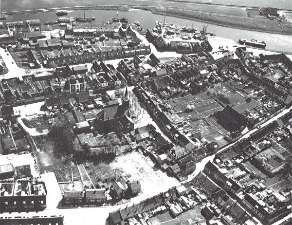 De oude Christelijke lagere school aan de Schoolstraat is gesloopt, evenals de schuur van Scheele aan de Langstraat. De vroegere manteling rond de pastorietuin is er nog, evenals de oude gereformeerde kerk aan de Lionstraat en de later gesaneerde vissershuisjes aan de Westdijkstraat, Lionstraat en Langstraat. De oude Christelijke lagere school aan de Schoolstraat is gesloopt, evenals de schuur van Scheele aan de Langstraat. De vroegere manteling rond de pastorietuin is er nog, evenals de oude gereformeerde kerk aan de Lionstraat en de later gesaneerde vissershuisjes aan de Westdijkstraat, Lionstraat en Langstraat.