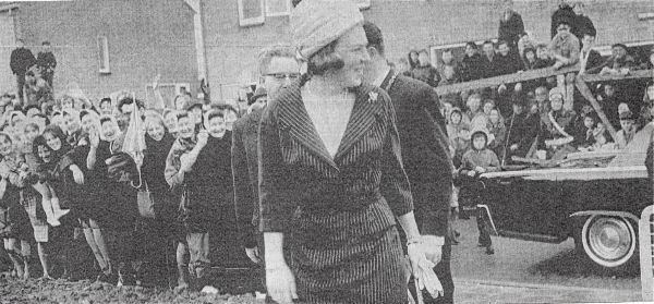 Vrolijk lachend wandelt Prinses Beatrix naar de ingang van ‘De Arne’ langs de uitbundige Arnemuidse bevolking. Vrolijk lachend wandelt Prinses Beatrix naar de ingang van ‘De Arne’ langs de uitbundige Arnemuidse bevolking.