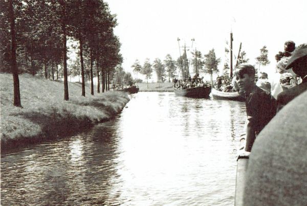 De Arnemuidse vloot vaart tijdens de visserijfeesten door het Arnekanaal. De Arnemuidse vloot vaart tijdens de visserijfeesten door het Arnekanaal.