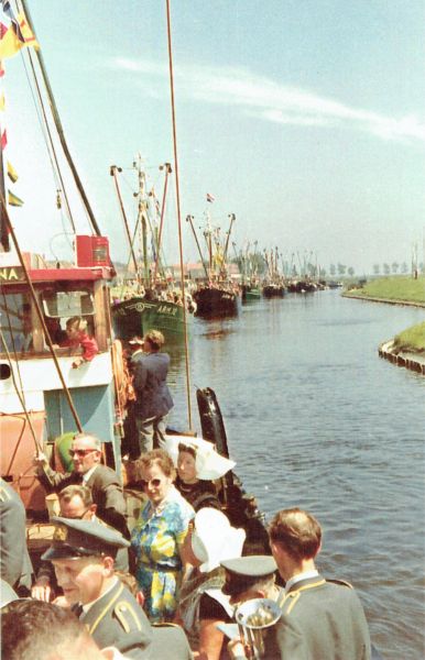 Ook dit jaar bij de visserijdagen is het weer een prachtig gezicht: de versierde vissersvloot varend door het kanaal. Ook dit jaar bij de visserijdagen is het weer een prachtig gezicht: de versierde vissersvloot varend door het kanaal.