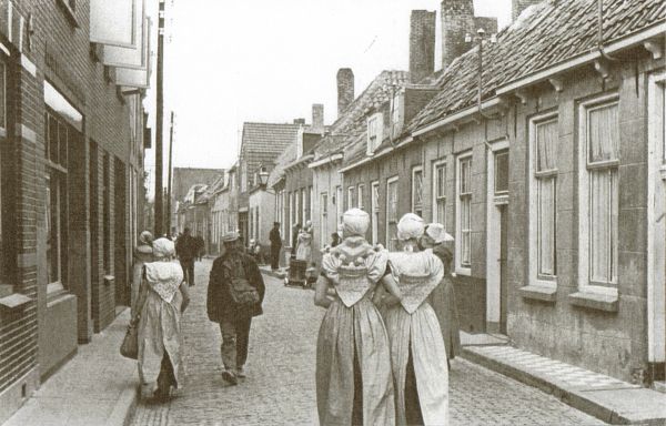 De Westdijkstraat in de toestand vóór de sanering. Links de bakkerij van bakker De Jager, later van bakker Riemens. Op de hoek van ‘het Leeuwertje’ de winkel/werkplaats van K. Marteijn en daarnaast de woninginrichting van de gebroeders J.L. en C. Joosse. De Westdijkstraat in de toestand vóór de sanering. Links de bakkerij van bakker De Jager, later van bakker Riemens. Op de hoek van ‘het Leeuwertje’ de winkel/werkplaats van K. Marteijn en daarnaast de woninginrichting van de gebroeders J.L. en C. Joosse.