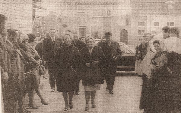 Mevrouw C. van Aartsen-Stap opent het nieuwe bejaardencentrum Te Mortiere. V.l.n.r burgemeester A. Hack, mevrouw C. van Aartsen-Stap, Commissaris van de Koningin mr J. van Aartsen, mevrouw Oegema en ds. G.S. Oegema. Mevrouw C. van Aartsen-Stap opent het nieuwe bejaardencentrum Te Mortiere. V.l.n.r burgemeester A. Hack, mevrouw C. van Aartsen-Stap, Commissaris van de Koningin mr J. van Aartsen, mevrouw Oegema en ds. G.S. Oegema.
