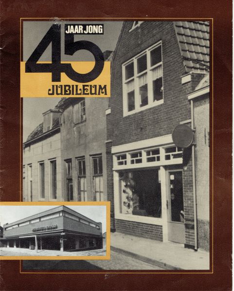 De vroegere meubelzaak van de gebroeders Jan Louis en Cornelis Joosse in de Westdijkstraat. Links een van de krotwoningen. De vroegere meubelzaak van de gebroeders Jan Louis en Cornelis Joosse in de Westdijkstraat. Links een van de krotwoningen.