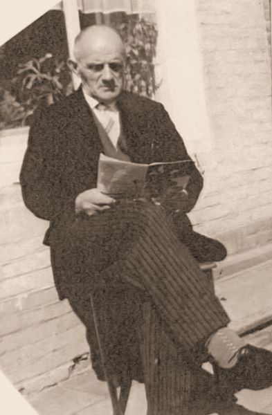 Als vader Izaak van Belzen, vroeger de trouwe postbode van Arnemuiden, en z’n vrouw Jannetje Odding dat nog hadden mogen meemaken: hun zoon Theo predikant in Hoogeveen. Hier de oude Van Belzen. Als vader Izaak van Belzen, vroeger de trouwe postbode van Arnemuiden, en z’n vrouw Jannetje Odding dat nog hadden mogen meemaken: hun zoon Theo predikant in Hoogeveen. Hier de oude Van Belzen.