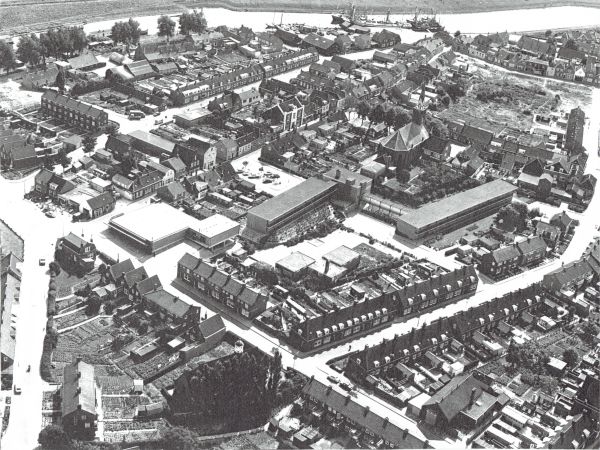 Een luchtfoto van Arnemuiden in 1971. Hierop is de afbraak aan de Westdijkstraat te zien. Ook b.v. de oude ‘stijfselbak ‘ aan de Walstraat en het oude verenigingsgebouw. Een luchtfoto van Arnemuiden in 1971. Hierop is de afbraak aan de Westdijkstraat te zien. Ook b.v. de oude ‘stijfselbak ‘ aan de Walstraat en het oude verenigingsgebouw.
