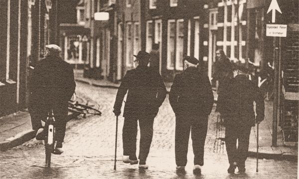 Een foto uit de Panorama n.a.v. de affaire-Quist van enkele oude vissers in de Langstraat. Een foto uit de Panorama n.a.v. de affaire-Quist van enkele oude vissers in de Langstraat.