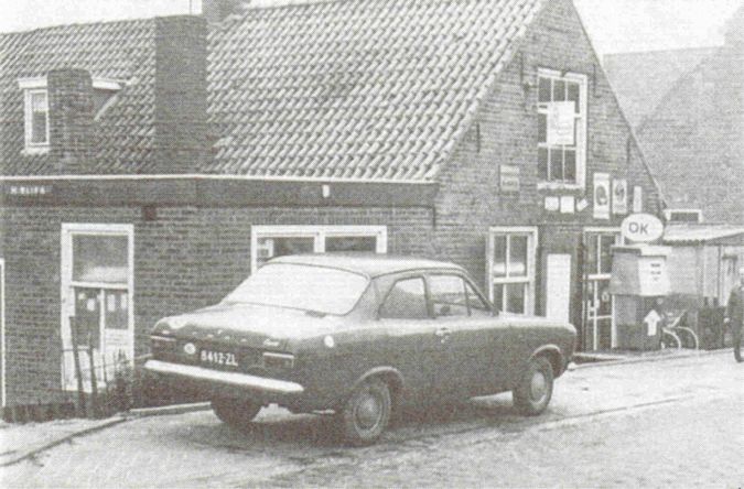De oude werkplaats van Hugo Bliek op de Zuidwal. Z’n zoon Johan staat voor de opbergloods. De oude werkplaats van Hugo Bliek op de Zuidwal. Z’n zoon Johan staat voor de opbergloods.