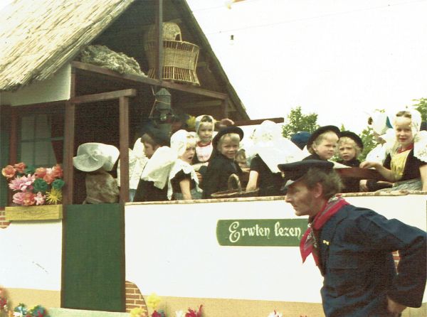 De historische optocht. Veel inwoners hebben zich in historische kledij gestoken. Hier een afbeelding van het erwtenpellen en het visleuren. De historische optocht. Veel inwoners hebben zich in historische kledij gestoken. Hier een afbeelding van het erwtenpellen en het visleuren.